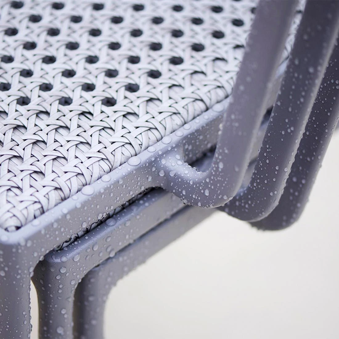 Cane-Line Less Stapelstuhl Aluminium/Geflecht Light Grey – Bild 2