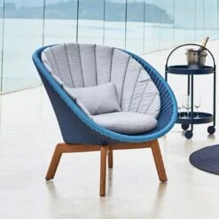 Cane-Line Peacock Loungesessel Teak/Geflecht Midnight/Dusty Blue/Light Grey